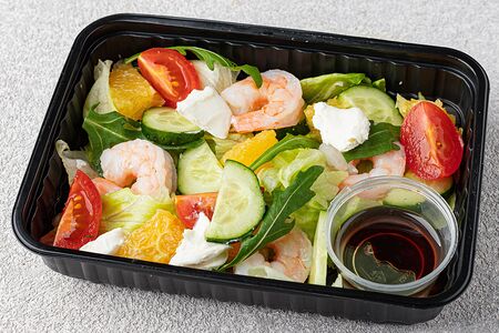 Салат средиземноморский с отварными креветками