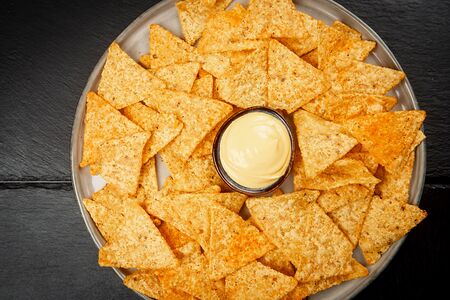 Начос с сырным соусом