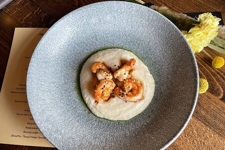 Креветки в цитрусе юдзу с пюре из цветной капусты