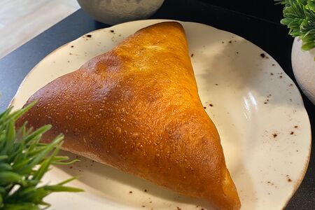 Пирожок с луком и яйцом