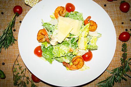 Салат Цезарь с креветками