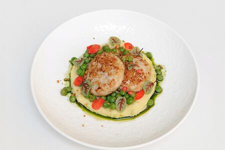 Котлеты из кролика с пюре и зеленым горошком