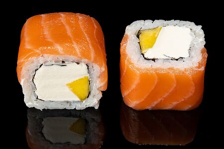 Филадельфия в лососе с манго