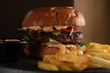 Мраморный бургер с сыром и картофелем фри