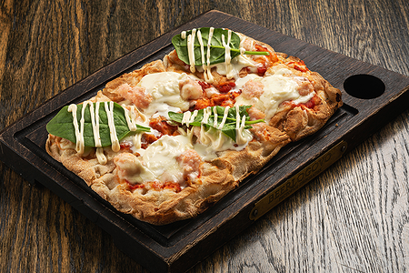 Пицца со страчателлой и креветками