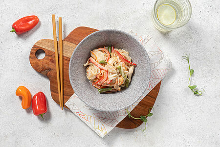 Пшеничная лапша с курицей под сливочным соусом