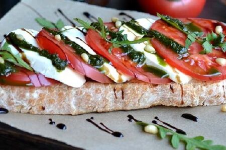 Брускетта с томатами