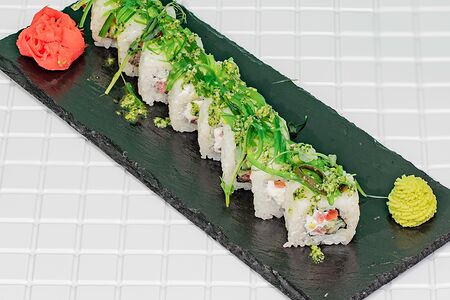 Овощной ролл с чукой и песто