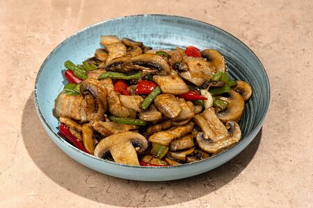 Жареная свиная грудинка с овощами