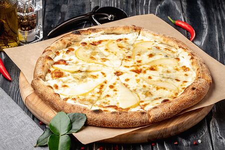 Пицца с грушей и голубым сыром