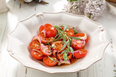 Спелые томаты с красным луком