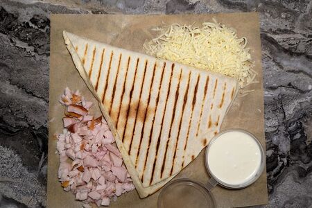 Треугольник с курицей и сыром