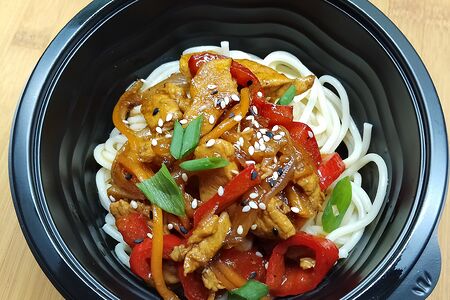 Спагетти с курицей и овощами в соусе терияки