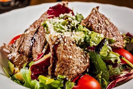 Теплый салат из телятины