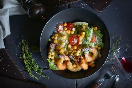 Салат Цезарь с креветкой