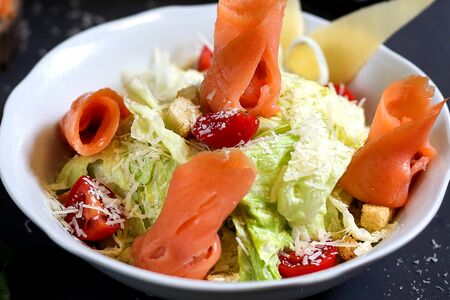 Салат Цезарь с сёмгой