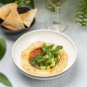 Хумус с авокадо и сальсой чили