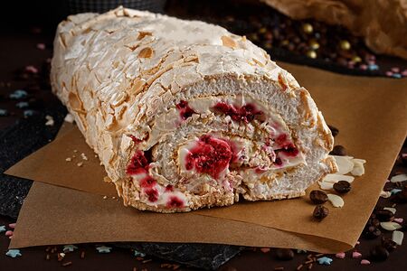 Меренговый рулет с малиной