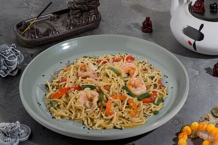 Яичная лапша с креветками