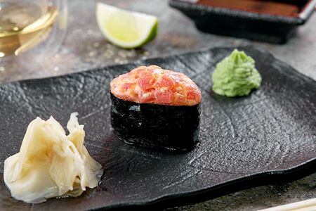 Острые суши с тунцом