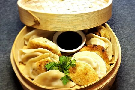 Пельмени китайские самолепные жареные со специальным соусом