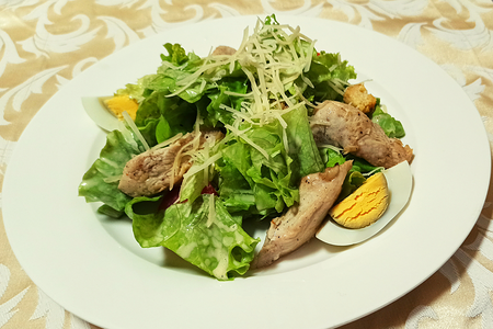 Салат Цезарь с курицей