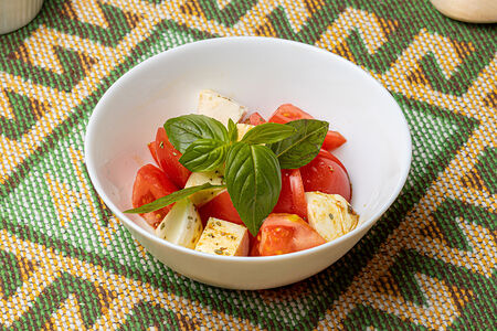 Помидоры с моцареллой