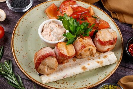 Куриные шашлычки в беконе