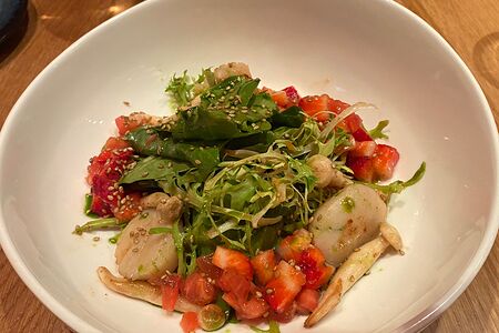 Зеленый салат с гребешком и клубникой