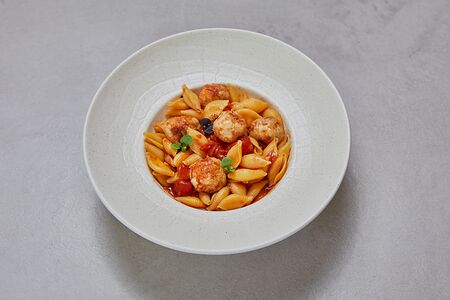 Конкилье с митболами и томатным соусом