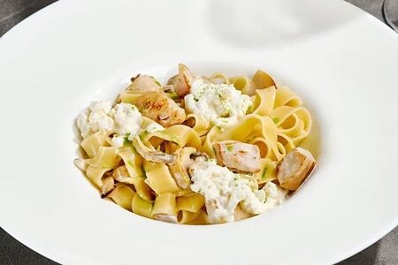 Фетучини со страчателлой, трюфельным цыпленком и вешенками