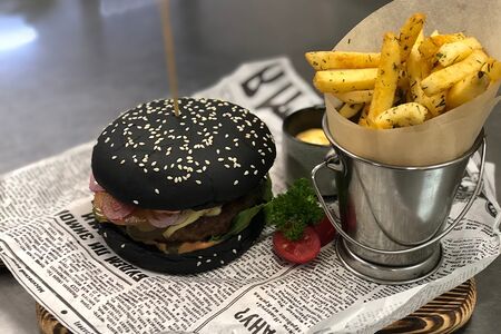 Бургер с мраморной говядиной и картофелем фри