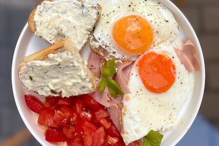 Глазунья с мортаделлой и томатами