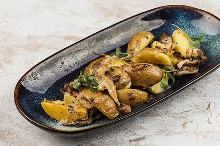 Картофель, обжаренный с луком и грибами