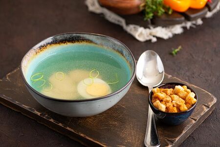 Бульон куриный с яйцом и гренками