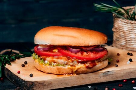 Бургер куриный с карри соусом