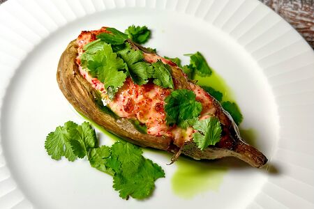 Баклажан, запечённый под сырный соусом с икрой масаго