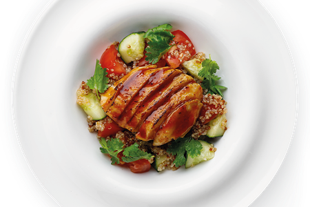 Салат из овощей с киноа и опаленной курицей