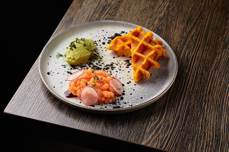 Тартар из лосося с кремом и вафлей из батата