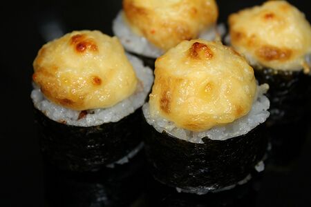 Цезарь с креветкой запеченный