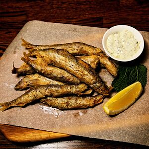 Жареная мойва с мятным соусом тартар