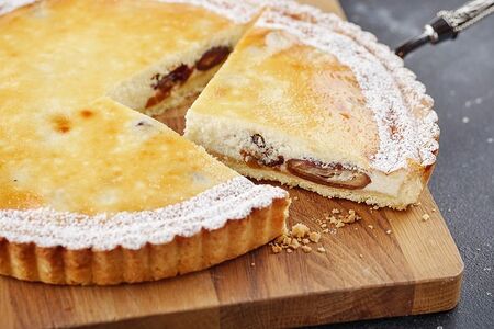 Тарт с творожным сыром креметта и финиками