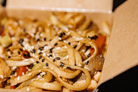 Вок с цыпленком Кунг-Пао