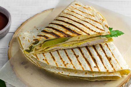 Кесадилья с курицей и огурчиком