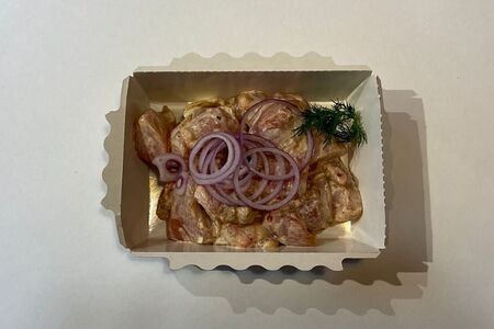 Куриный сырой шашлык для гриля в маринаде