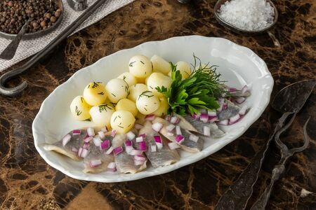 Селедочка с луком и картофелем