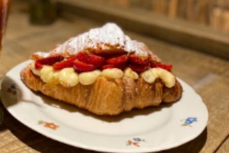 2 меренговых круассана с клубникой