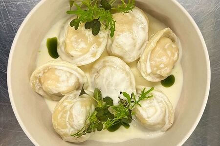 Пельмени с индейкой в сырном соусе