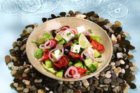 Греческий салат с брынзой и фисташкой