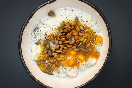 Рисовая каша на кокосовом молоке с семенами чиа и манго